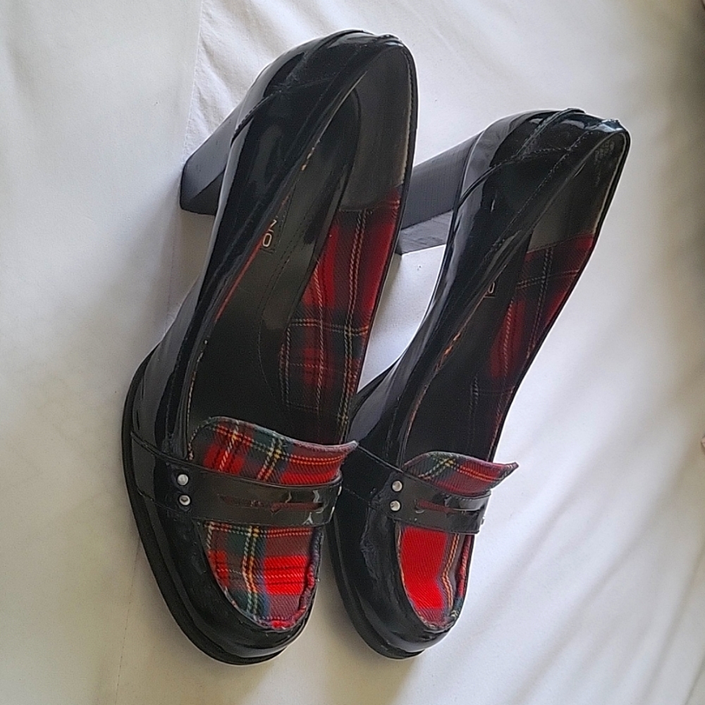 Bandolino black patent leather pumps with red plaid Sz 9M